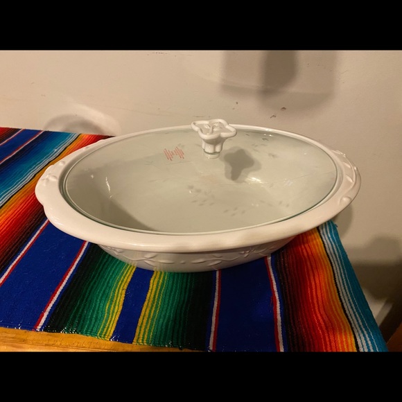 Moderna look+ Serve 3.5- Qt Oval Casserole - Picture 3 of 4